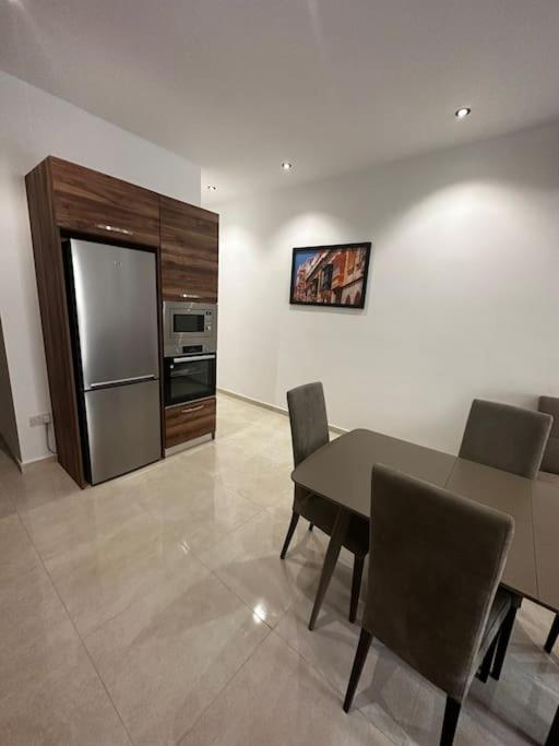 Modern 1 Bedroom Apartment In Gzira Esterno foto